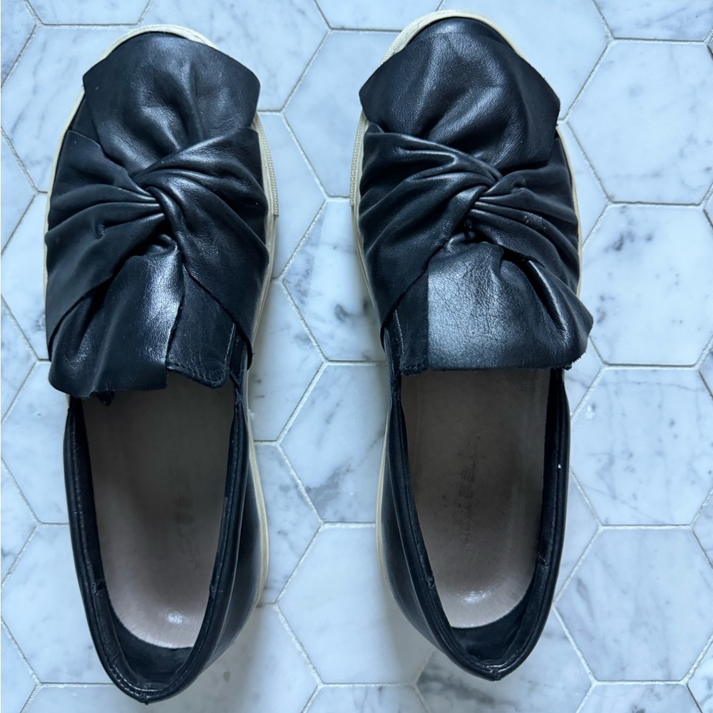 Black leather loafers with chic tie. Size 40. Good condition, very comfortable.